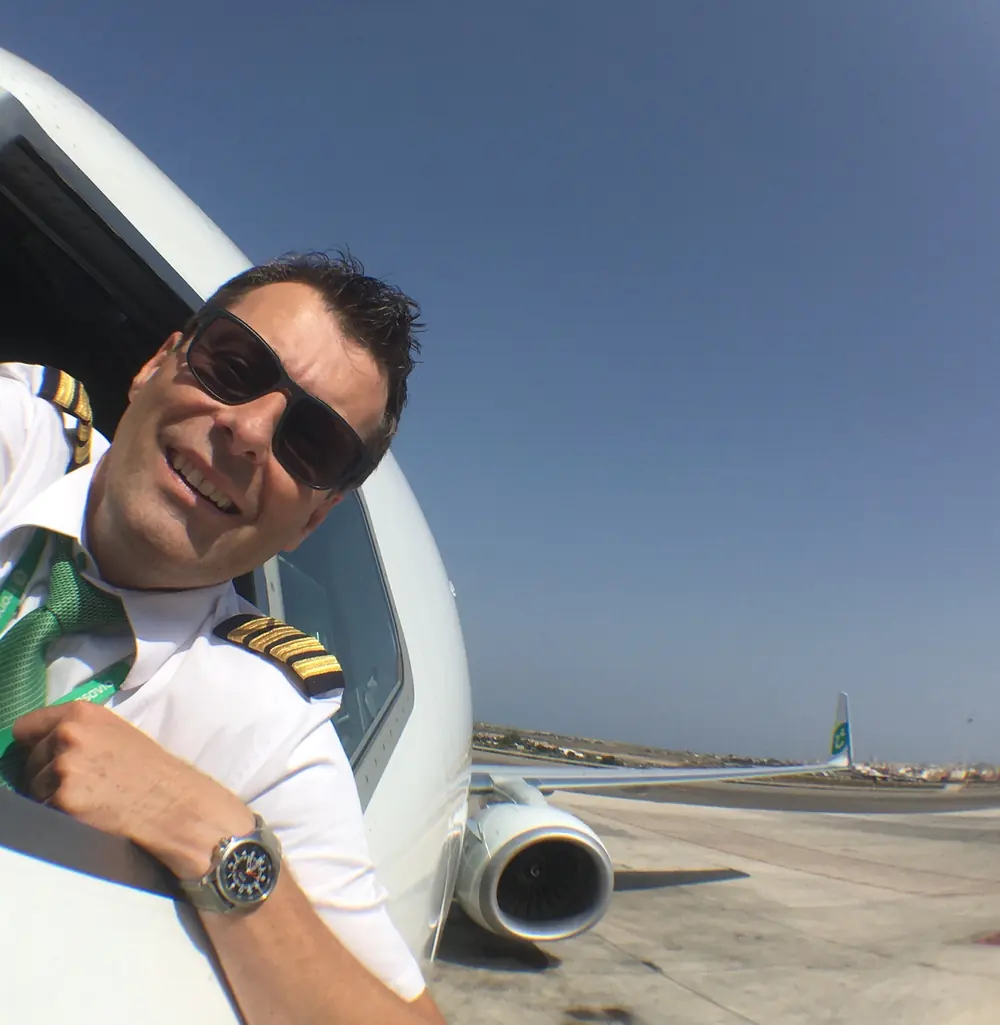 Maurits Hulshof, Boeing 737NG captain and Type Rating Instructor and Examiner, leaning out of the cockpit window